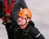 formateur en hauteur avec casque de sécurité orange