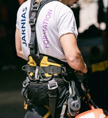 Formateur Jarnias Formation équipé d’un harnais de sécurité pour travaux en hauteur