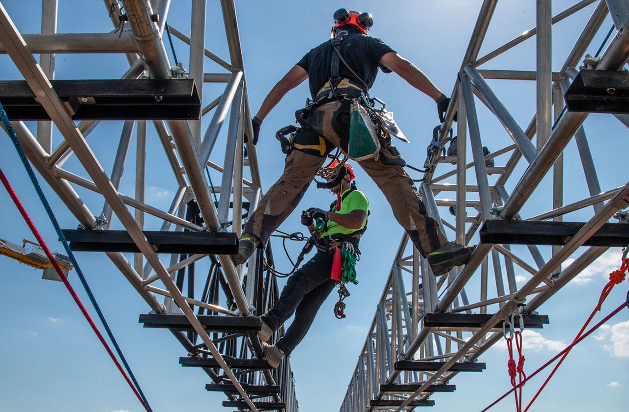 Travailleurs en hauteur utilisant de systèmes antichute et de maintien au travail
