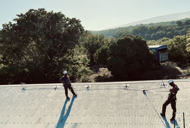 Formation Jarnias à La Réunion, stagiaires en sécurité sur toiture avec ligne de vie
